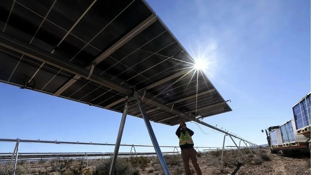 Ang enerhiya ng solar at mga baterya ang mangingibabaw sa kapasidad ng produksyon ng kuryente sa US sa 2024